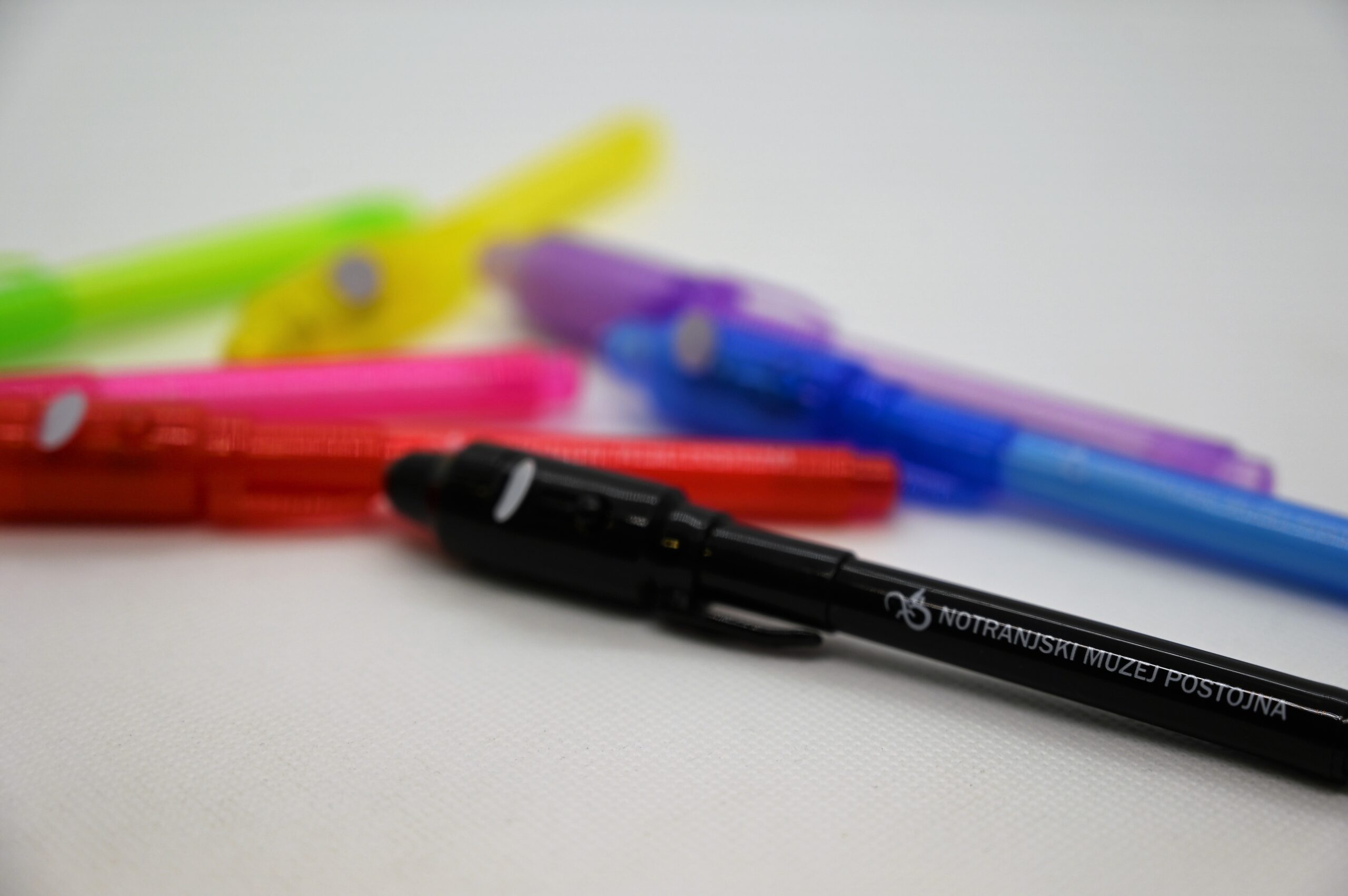 PISALO Z UV LUČKO - slika 3