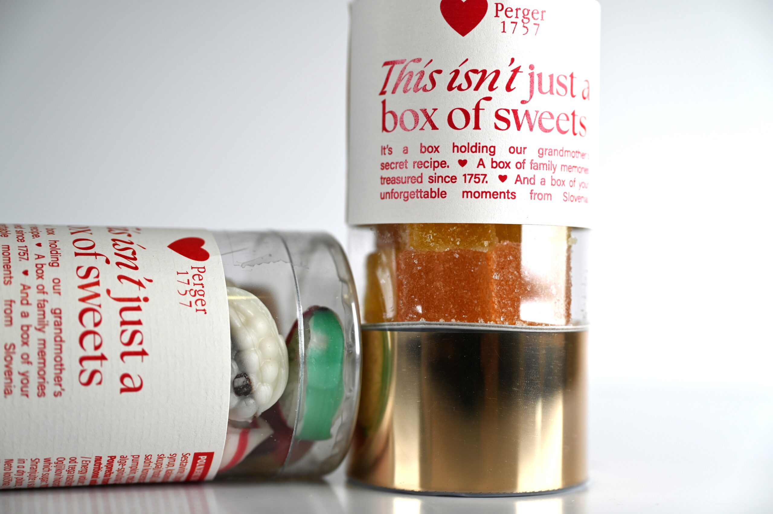 Polnjeni svileni bonboni v tulcu