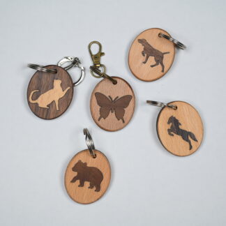 Obesek za ključe z notranjim motivom / Keyring with inner cut-out motif