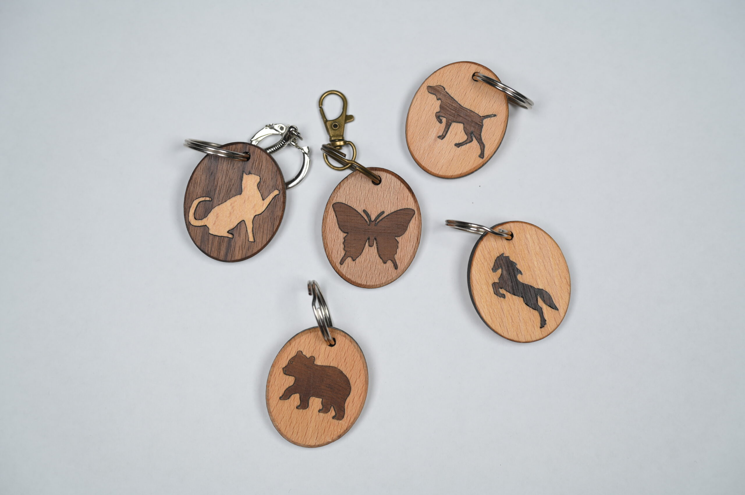Obesek za ključe z notranjim motivom / Keyring with inner cut-out motif